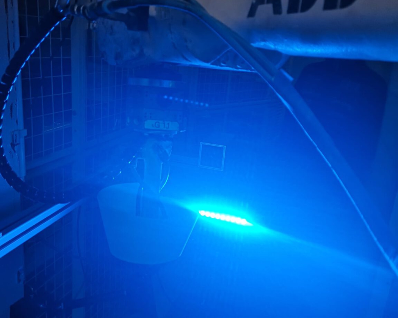 High performance bar lighting setup for high feature contrast