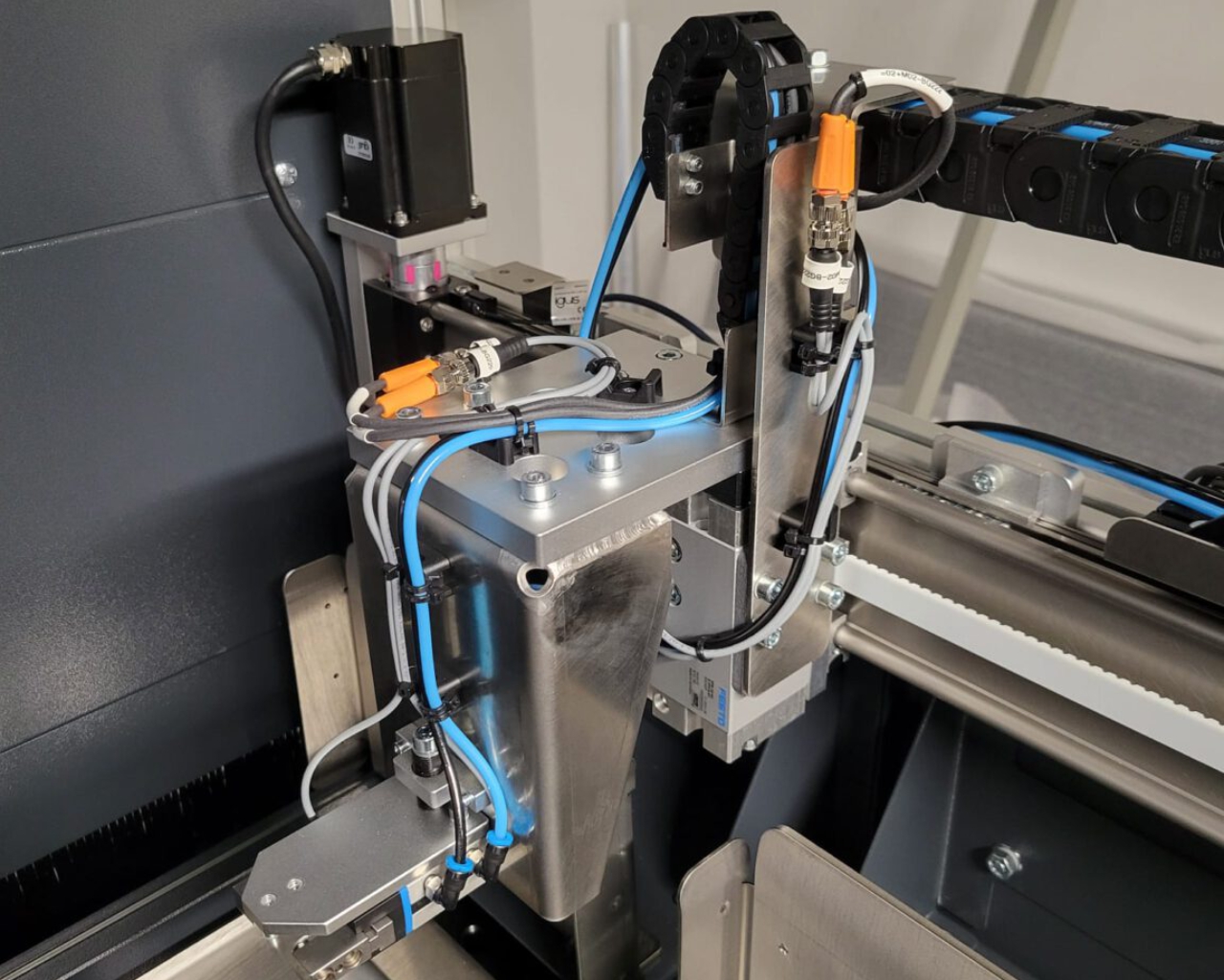 LeitVIEW tray gripper unit